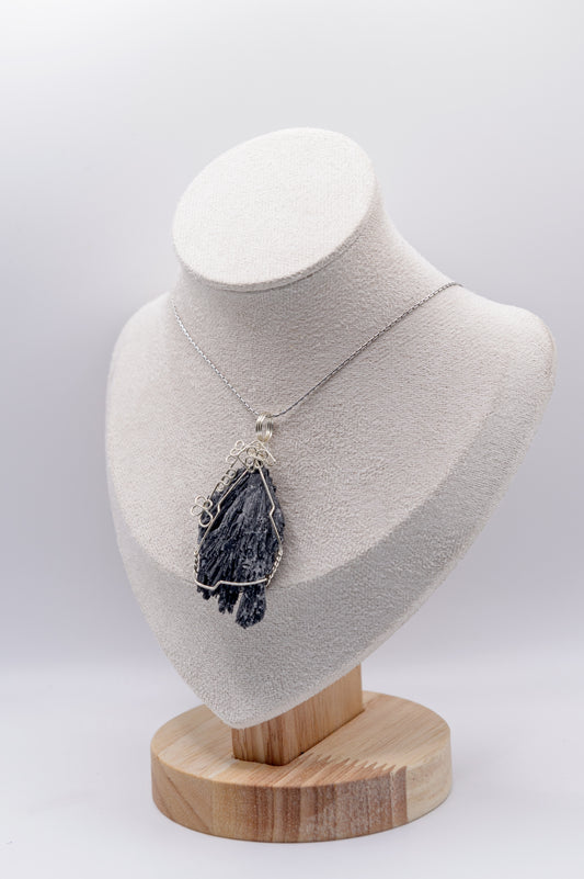 Kyanite Black